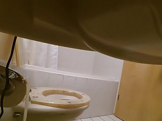 Spy BBW peeing toilet, big butt